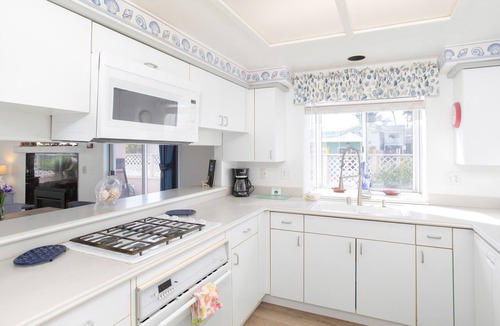 Downtown Condo | Downtown 2 Bedroom Condo- Block From The Beach With Yard!