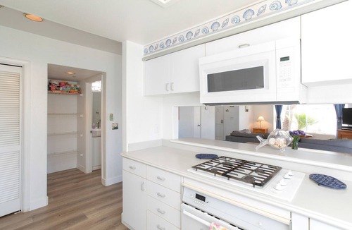 Downtown Condo | Downtown 2 Bedroom Condo- Block From The Beach With Yard!
