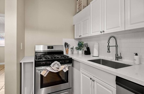 West Beach Apartment | Downtown apt recently remodeled!