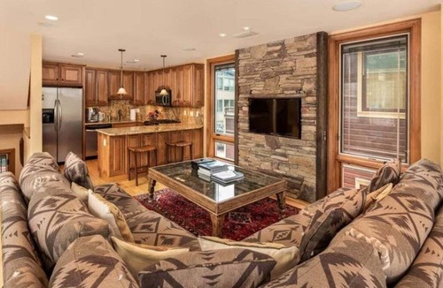 Downtown Condo | Downtown Aspen 3BR - 0-2 Blocks to Silver Queen Gondola!