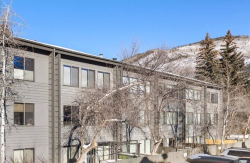 Aspen Condo | Downtown Aspen! Aspen Mountain & Cowhide! Full Kitchen, Quiet, Parking!
