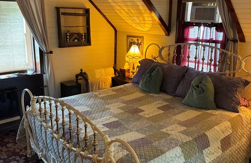 Glenwood Springs Bed & Breakfast | Downtown BnB King Bed Clawfoot Tub & Hot Tub