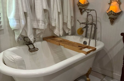 Glenwood Springs Bed & Breakfast | Downtown BnB King Bed Clawfoot Tub & Hot Tub