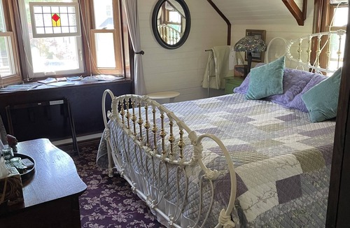 Glenwood Springs Bed & Breakfast | Downtown BnB King Bed Clawfoot Tub & Hot Tub