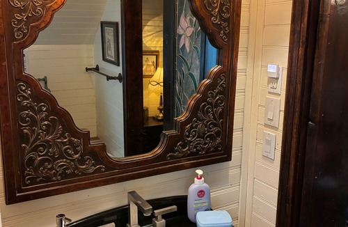 Glenwood Springs Bed & Breakfast | Downtown BnB King Bed Clawfoot Tub & Hot Tub