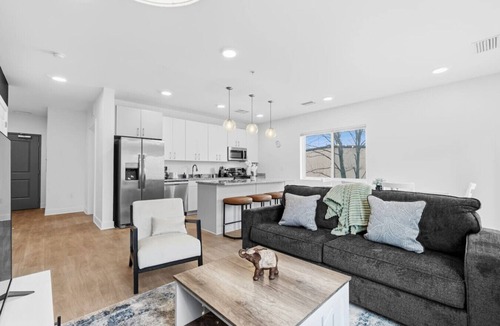Little Italy Apartment | Downtown CLEV 2BR | Free Garage + Pets, W/D