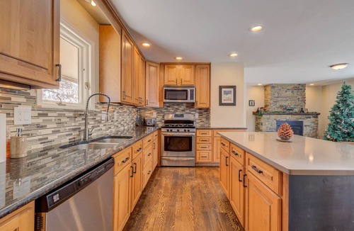Old Town House | Downtown Dog Friendly Home w/Views + Walk to Free Ski Bus/Eat/Drink/Trails/River-Deck-W/D-Fireplace