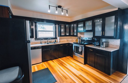 Sugarcreek House | Downtown Escape: Great for large families & groups
