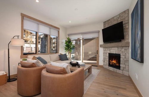 Fraser House | Downtown HOT TUB Walkable
