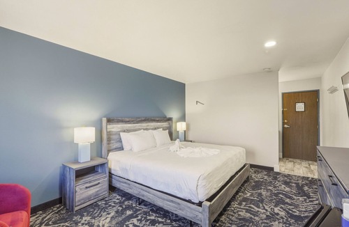Pagosa Springs Hotel | Downtown King room w/San Juan River & Mtn Views