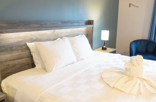 Pagosa Springs Hotel | Downtown King room w/San Juan River & Mtn Views