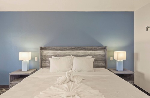 Pagosa Springs Hotel | Downtown King room w/San Juan River & Mtn Views