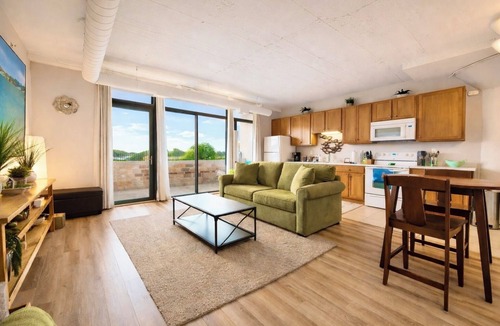 Sandusky Condo | Downtown Pool View By Cedar Point Sports Force