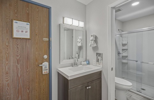 Pagosa Springs Hotel | Downtown Riverside 2 Queens | Hot Tub | Breakfast Included