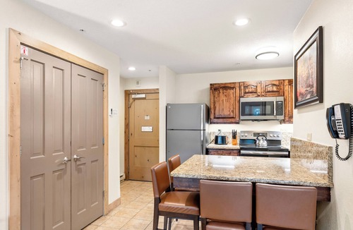 Peak 9 Condo | Downtown. Ski In/Out. Pond & Mtn View. Amenities! Marriott Mountain Valley Lodge