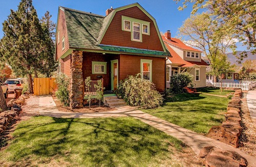 Central Colorado Springs House | DOWNTOWN VICTORIAN WITH HOT TUB!