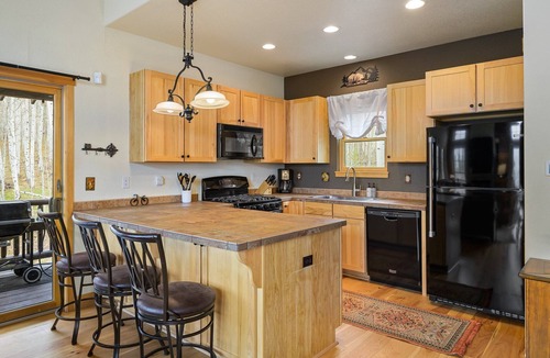 Rendezvous House | Downtown WP Cabin 120 I Private Hot Tub I Great Views I Bunk Room I Discounted Attractions