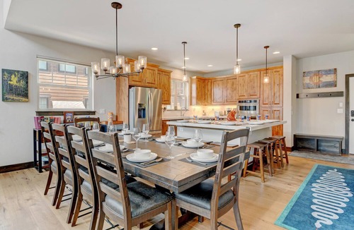 Rendezvous House | Downtown WP Chalet 7 I Private Hot Tub I Amazing Views I Bunk Room I Desk I Discounted Attractions