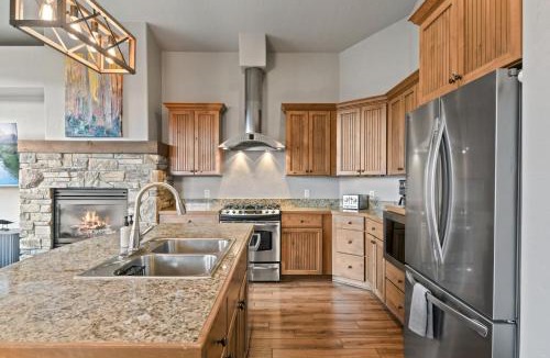 Bear Crossing House | Downtown WP Villa 745 I Private Hot Tub I Great Views I Activity Program