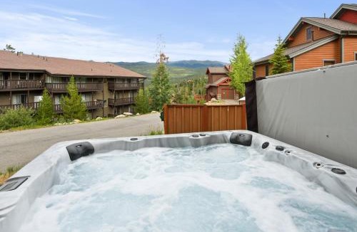 Bear Crossing House | Downtown WP Villa 745 I Private Hot Tub I Great Views I Activity Program