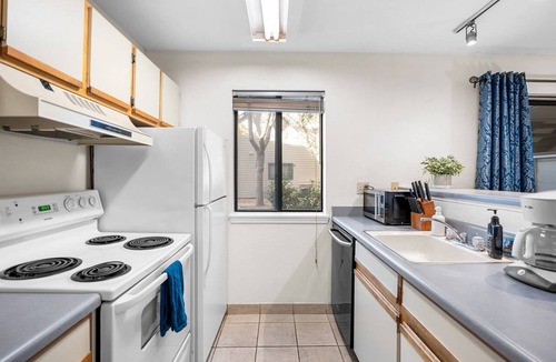 Englewood Apartment | DTC Apartment! Extended Stays, Free Parking & Fast WiFi!