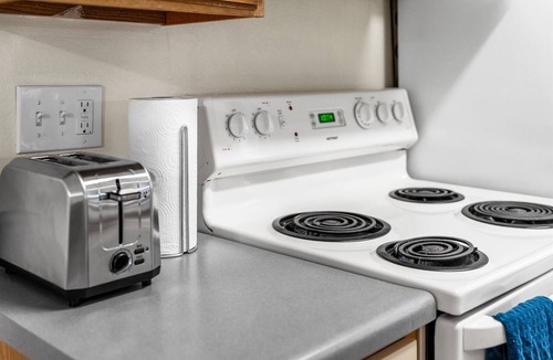 Englewood Apartment | DTC Apartment! Extended Stays, Free Parking & Fast WiFi!