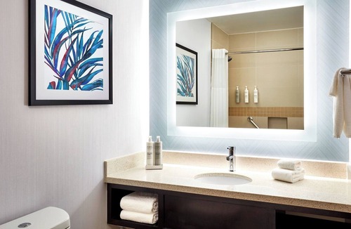 Valencia Hotel | Dual Queen Room for Families | 0.1 Miles to Six Flags Magic Mountain Thrills