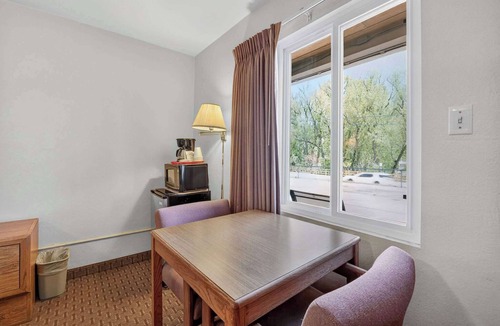 Manitou Springs Apartment | Eagle Motel - Suite 116