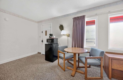 Manitou Springs Hotel | Eagle Motel Suite 100