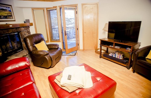 Mount Crested Butte Condo | Eagle's Nest Condo | 3 Bedroom | Shared Hot Tub | Free Shuttle to Ski Area