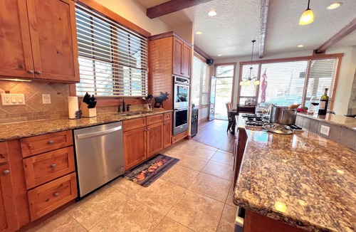 Three Peaks Ski Chalet | Eagles Nest Mtn Views Dog-Friendly Ev Charger Ski/Hike