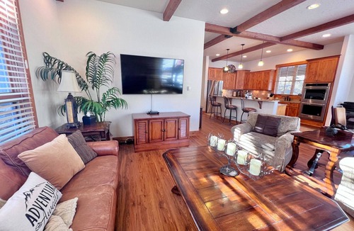 Three Peaks Ski Chalet | Eagles Nest Mtn Views Dog-Friendly Ev Charger Ski/Hike