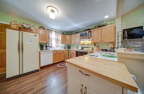 Austinburg House | Earth's River Retreat: Kayaks, Wineries & GOTL