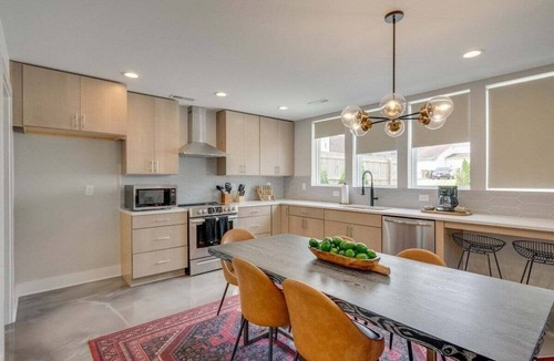 East Nashville House | East Nash ~ Rooftop Fire pit ~ Sleeps 12