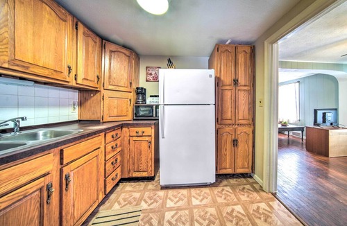 Eastlake Apartment | Eastlake Home w/Patio < 1 Mi to Lake Erie!