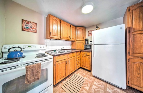Eastlake Apartment | Eastlake Home w/Patio < 1 Mi to Lake Erie!