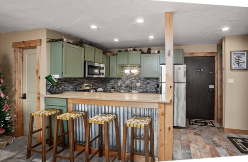 Steamboat Springs Condo | Easy Walk to Base Area Activities - Cozy Condo - Large Outdoor Hot Tub