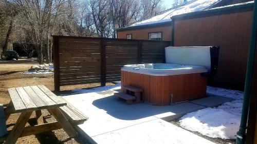 Salida House | Eco-Friendly Cabin with Views of the Rocky Mountains in Colorado