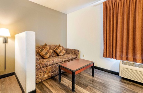 Pueblo Hotel | Econo Lodge Pueblo North