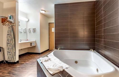 Pueblo Hotel | Econo Lodge Pueblo North