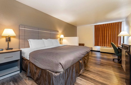 Pueblo Hotel | Econo Lodge Pueblo North