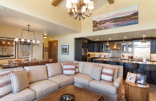 Old Town Condo | Edgemont 2701 Luxury On Mountain Condo With Ski-In/Ski-Out Access!