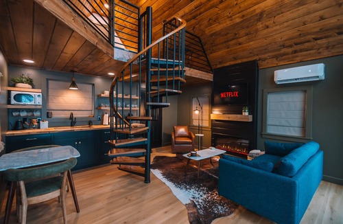 Apple Creek House | Edinburgh Escape | Hot Tub, Sauana + Fire Pit + Grill