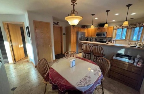 Edwards House | Edward’s Escape - 4BR Getaway