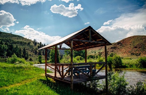 Glendevey House | El Rancho Pequeno, family-friendly premier fly fishing in Wyoming.