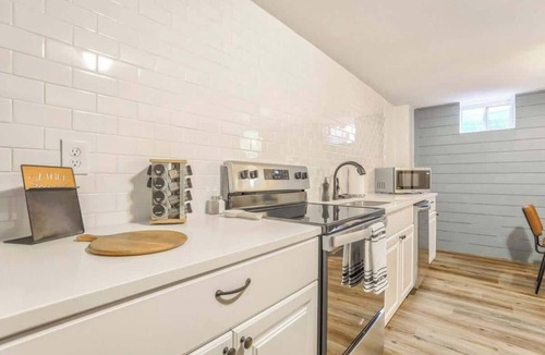 Broadmoor Apartment | El Sereno Bungalow! Pet-Friendly Ivywild Flat