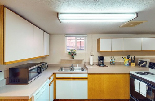 Lincoln Park Condo | Elati Guesthouse: Walkable Home in Arts District