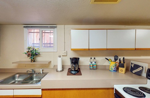 Lincoln Park Condo | Elati Guesthouse: Walkable Home in Arts District