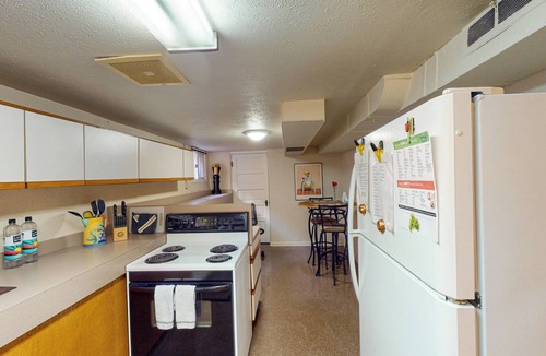 Lincoln Park Condo | Elati Guesthouse: Walkable Home in Arts District
