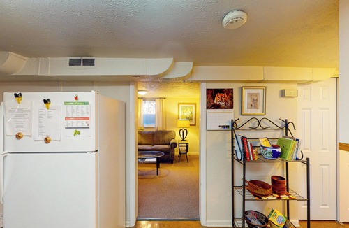Lincoln Park Condo | Elati Guesthouse: Walkable Home in Arts District